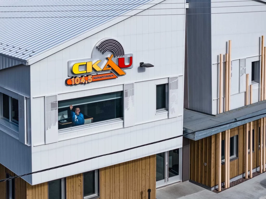 Réalisation | Construction d'un nouveau bâtiment pour la radio CKAU - enseigne